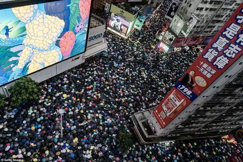 le proteste di hong kong contro la cina   in piazza quasi 2 milioni di persone   agosto 2019 11