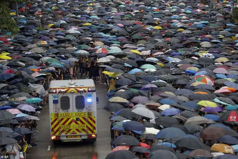 le proteste di hong kong contro la cina   in piazza quasi 2 milioni di persone   agosto 2019 1