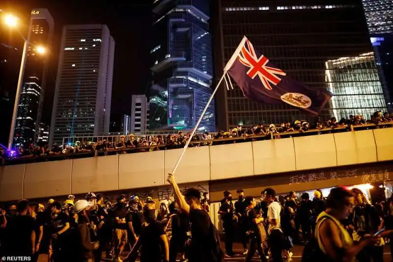 le proteste di hong kong contro la cina   in piazza quasi 2 milioni di persone   agosto 2019 4