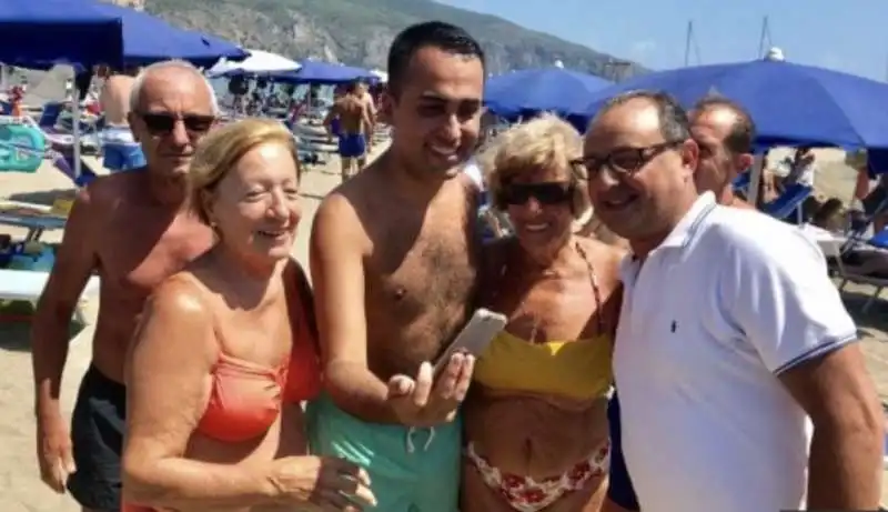 luigi di maio in spiaggia a palinuro