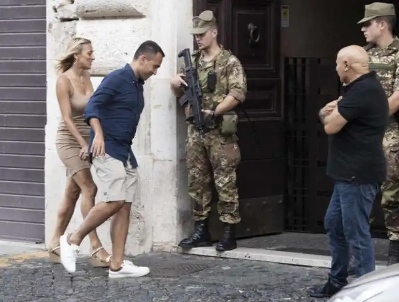 luigi di maio passeggia per roma con virginia saba 4