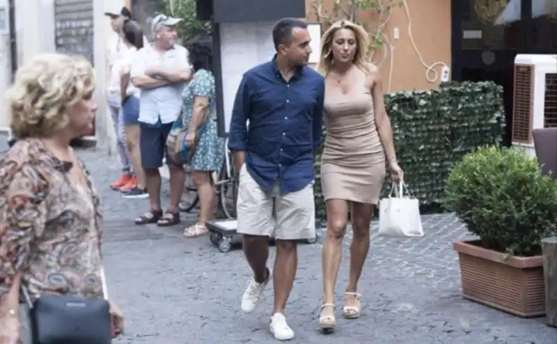 luigi di maio passeggia per roma con virginia saba 7