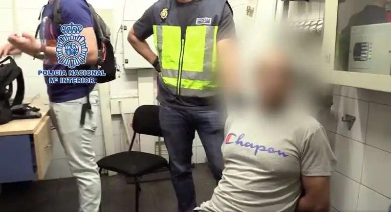 madrid   arresto di un guardone che riprendeva le donne sotto la gonna con una telecamera nello zaino 2