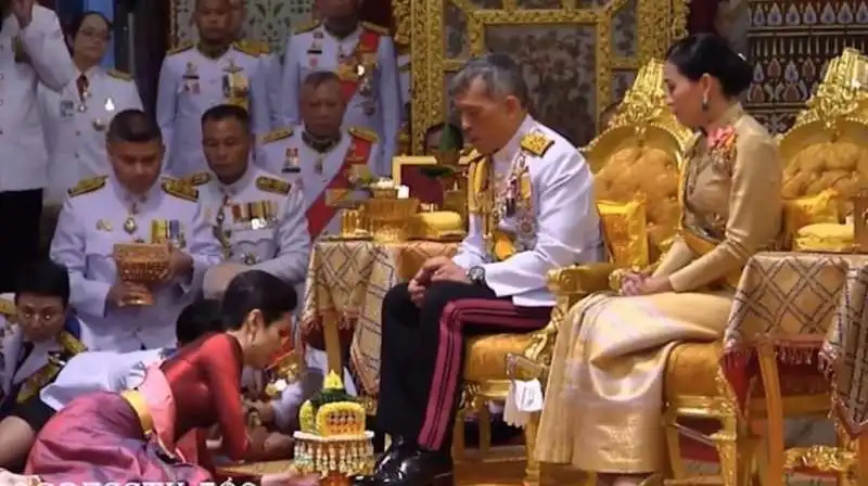 maha vajiralongkorn e sineenat wongvajirapakdi 2