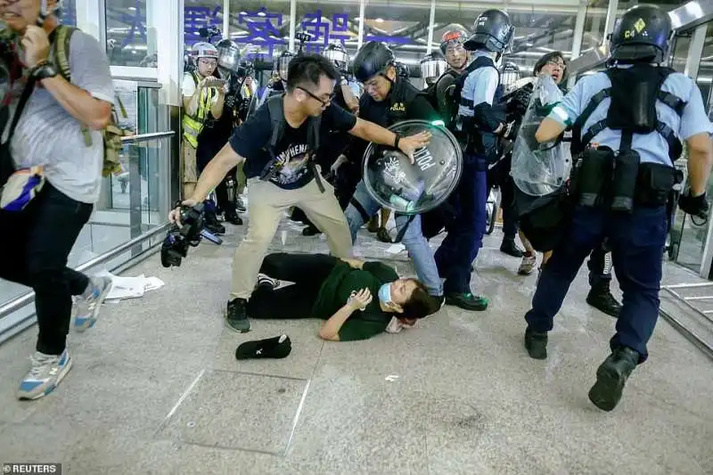 manifestanti feriti a hong kong 1