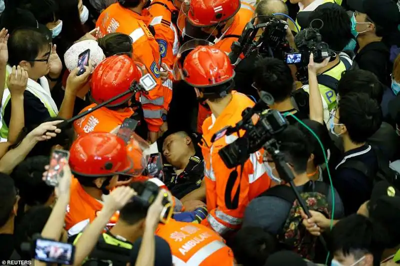 manifestanti feriti a hong kong 3