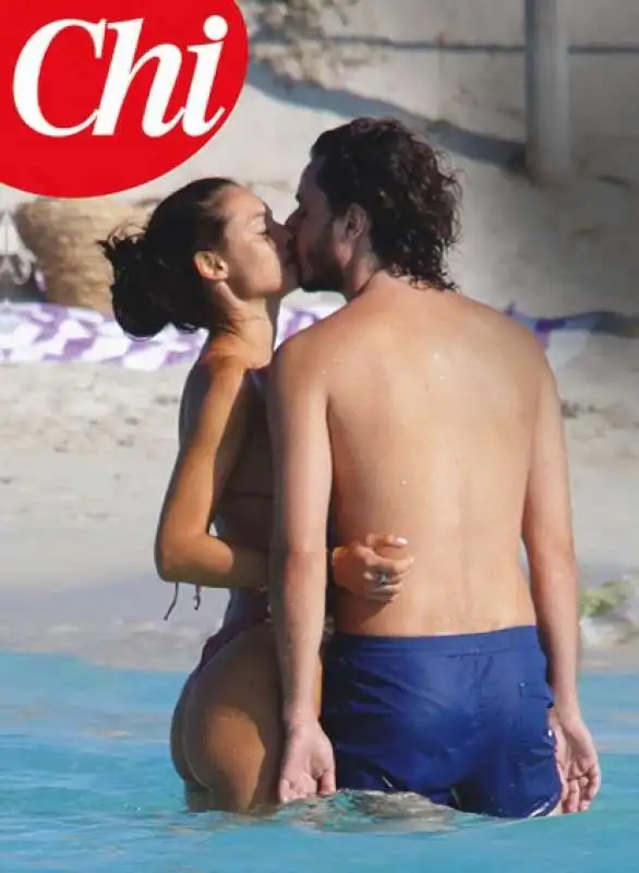 marica pellegrinelli e charley vezza si baciano a ibiza   foto da chi