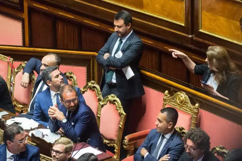 matteo salvini aspetta l'arrivo di giuseppe conte in senato