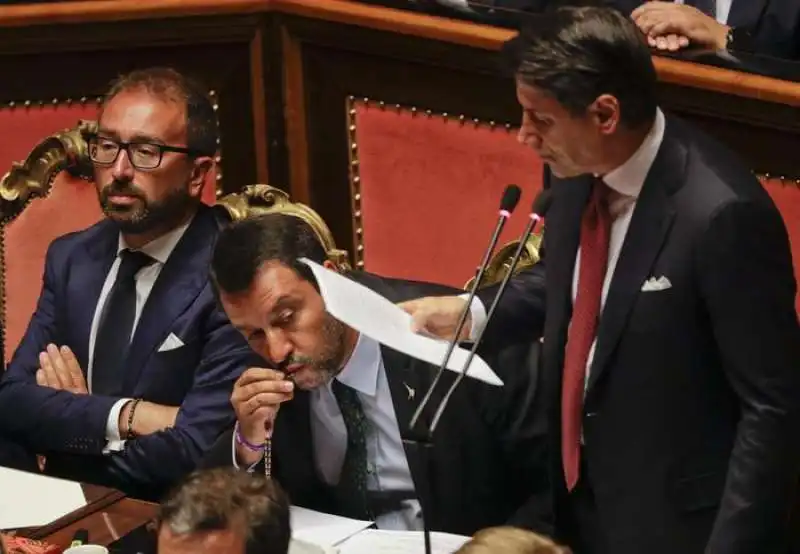 matteo salvini bacia il rosario mentre parla giuseppe conte 1