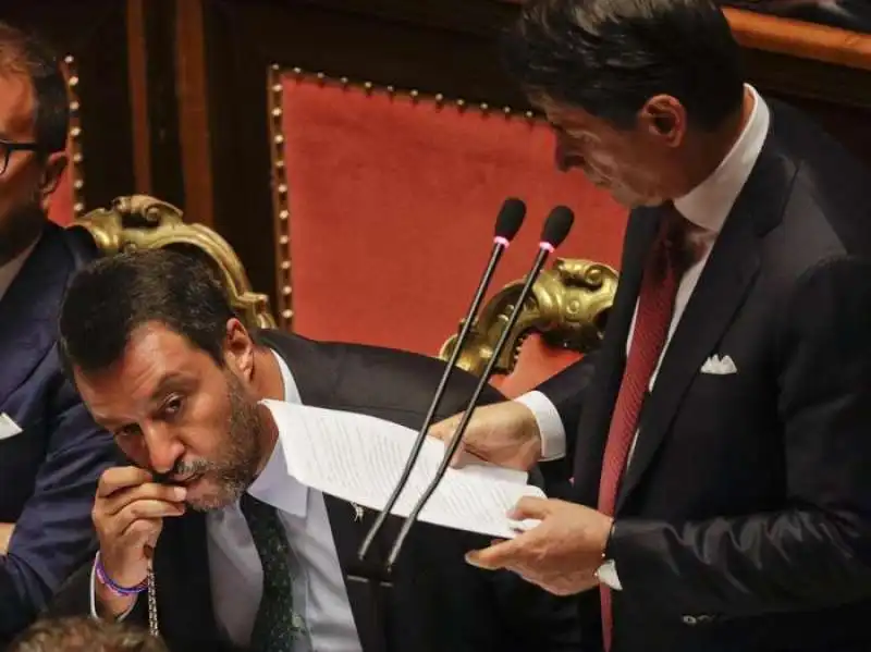 matteo salvini bacia il rosario mentre parla giuseppe conte 2