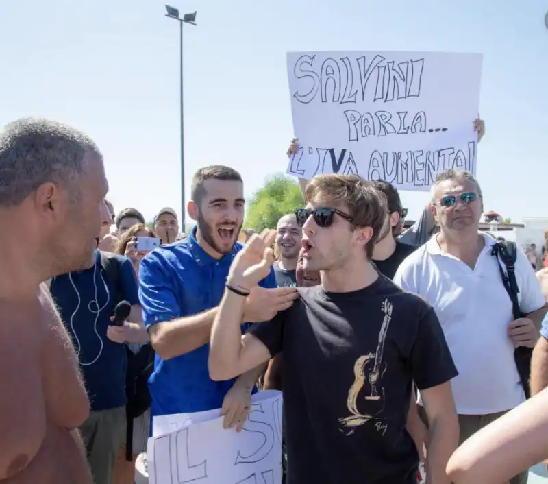 matteo salvini contestato a policoro 1