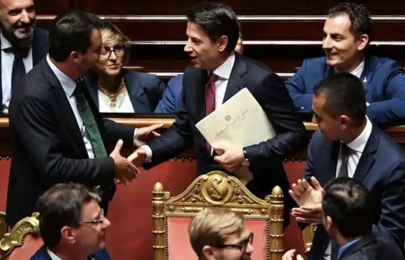 matteo salvini e luigi di maio salutano giuseppe conte prima del discorso del premier  1