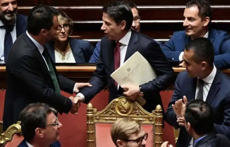 matteo salvini e luigi di maio salutano giuseppe conte prima del discorso del premier 