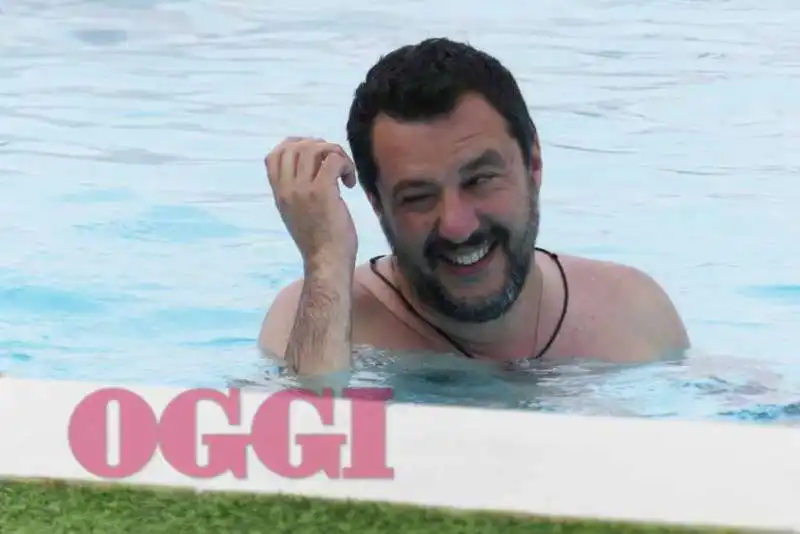 MATTEO SALVINI IN PISCINA 