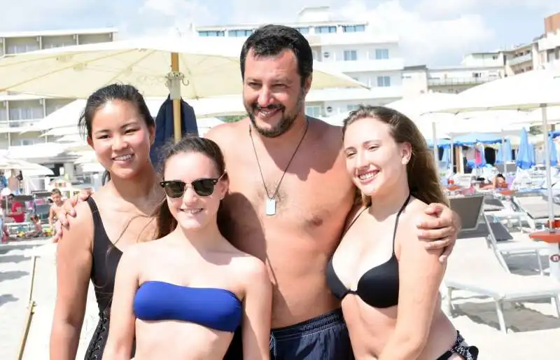 matteo salvini in spiaggia a milano marittima 1