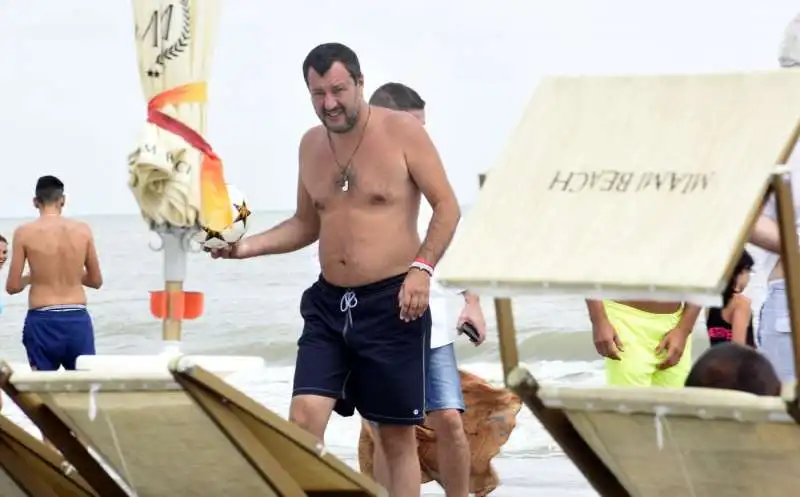 matteo salvini in spiaggia a milano marittima 5