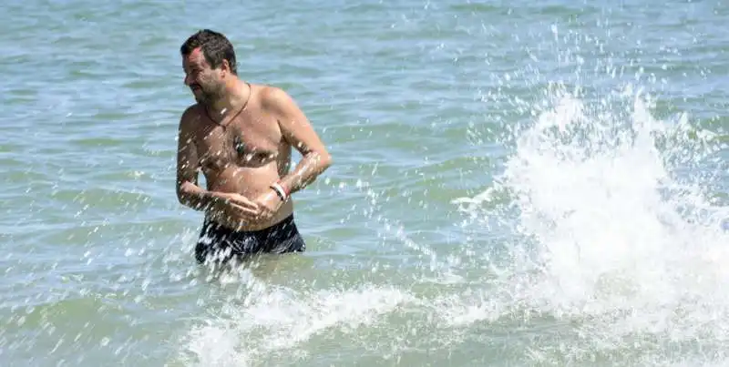 matteo salvini in spiaggia a milano marittima 8