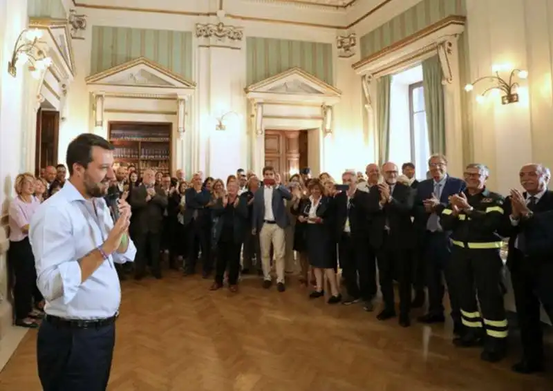 matteo salvini saluta il personale prima di lasciare il viminale 2