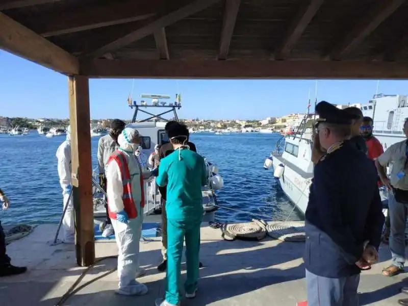 migranti della open arms visitati al porto di lampedusa