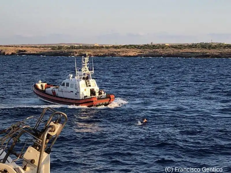 migranti si tuffano dalla open arms 2