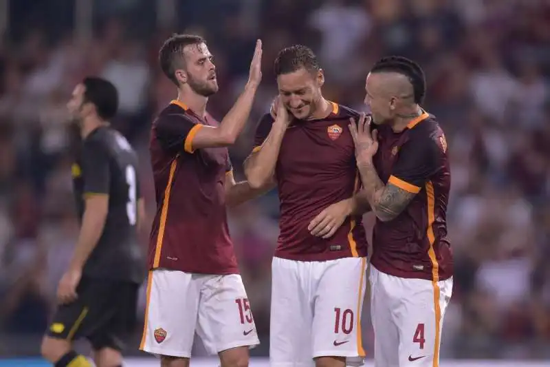 miralem pjanic francesco totti radja nainggolan