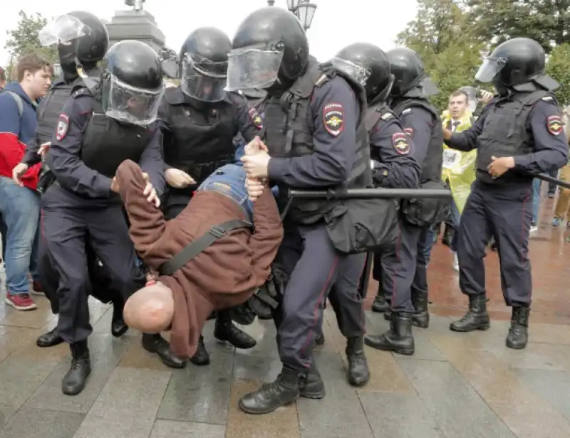 mosca   arresti durante le proteste anti putin 1