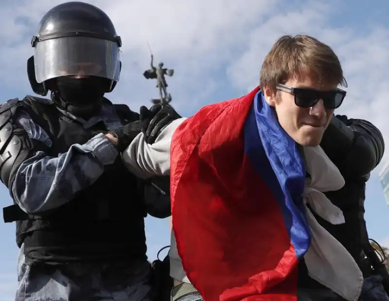 mosca   arresti durante le proteste anti putin 10 5