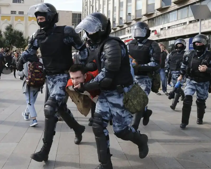 mosca   arresti durante le proteste anti putin 10 6