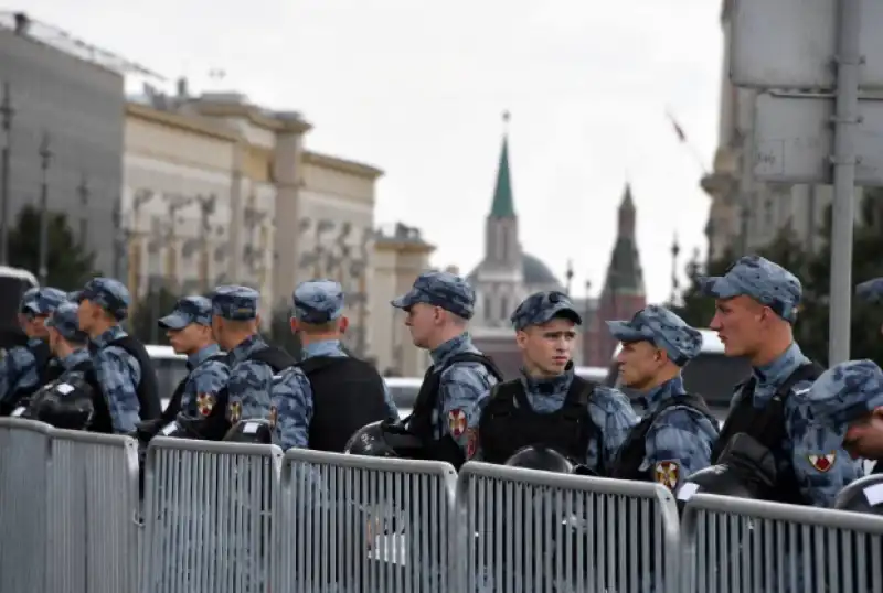 mosca   arresti durante le proteste anti putin 3