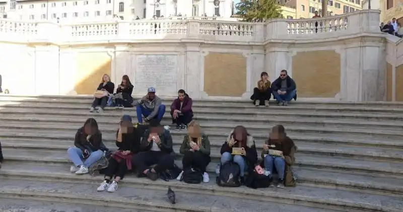 persone sedute sulla scalinata di trinita' dei monti 1