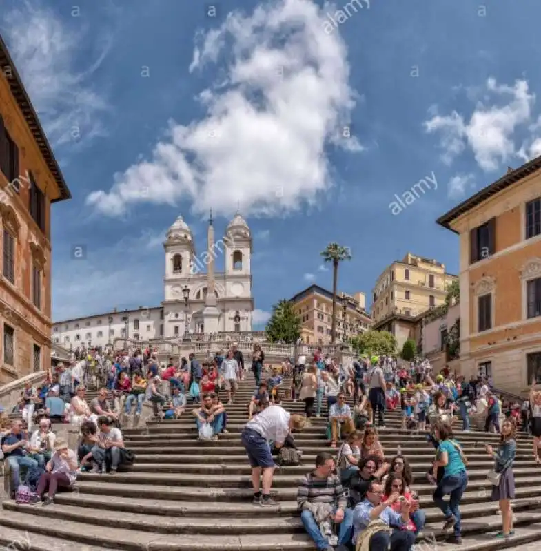 persone sedute sulla scalinata di trinita' dei monti