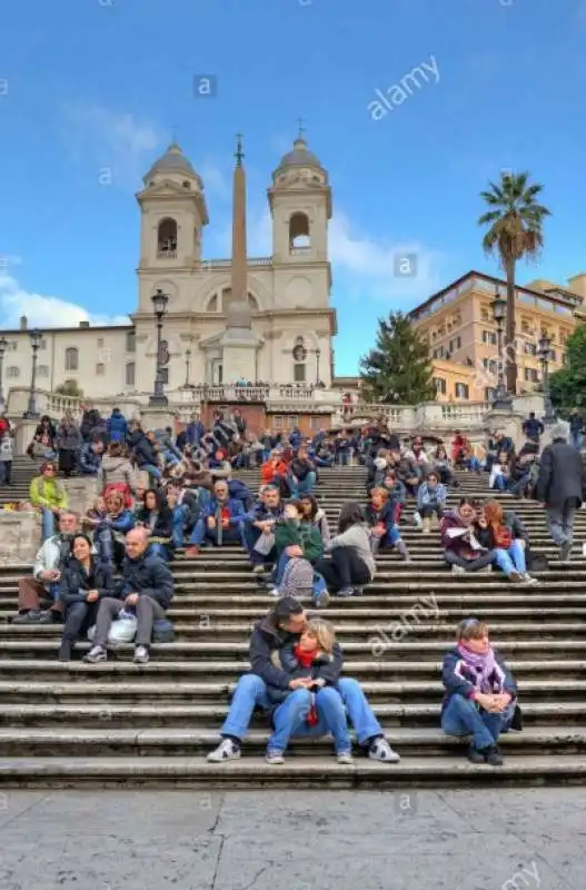 persone sedute sulla scalinata di trinita' dei monti 2