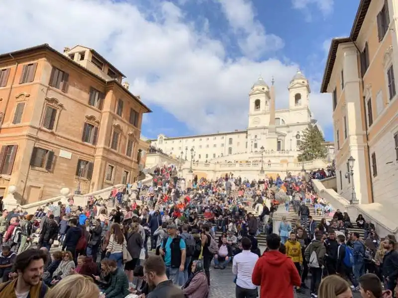 persone sedute sulla scalinata di trinita' dei monti 6