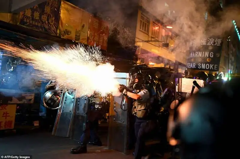 proteste a hong kong   la polizia spara gas lacrimogeno