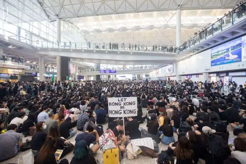 proteste all'aeroporto di hong kong 1