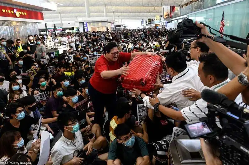 proteste all'aeroporto di hong kong