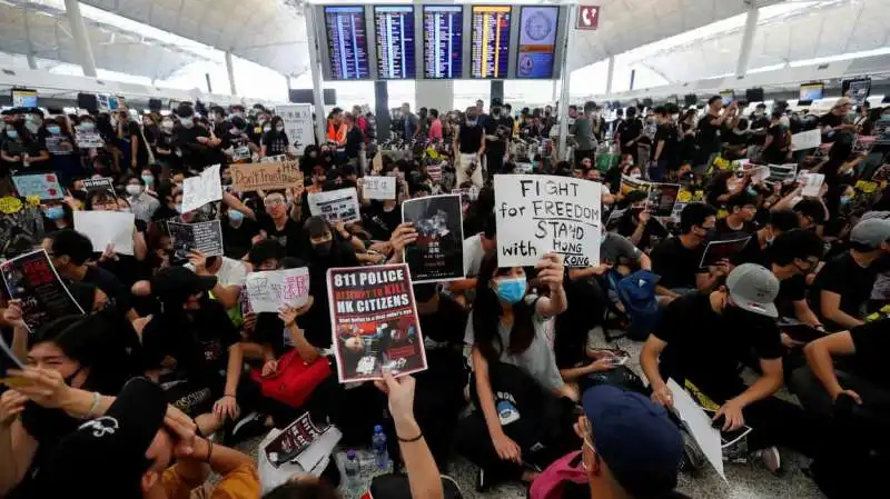 proteste all'aeroporto di hong kong 2