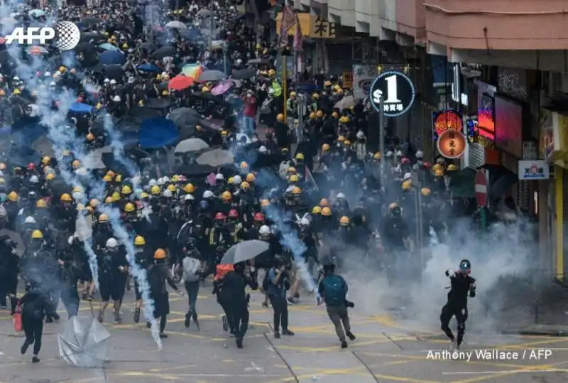 PROTESTE E VIOLENZA A HONG KONG