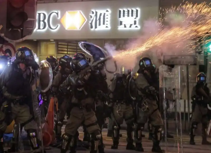 PROTESTE E VIOLENZA A HONG KONG