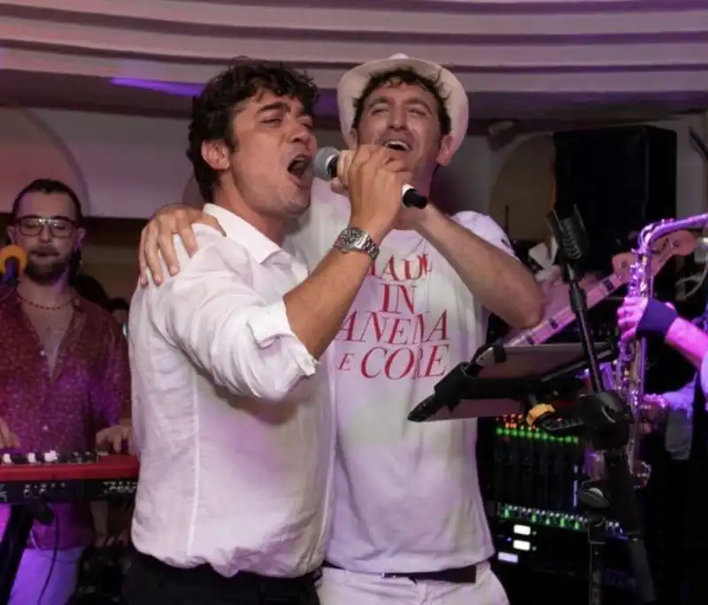 riccardo scamarcio all'anema e core di capri 