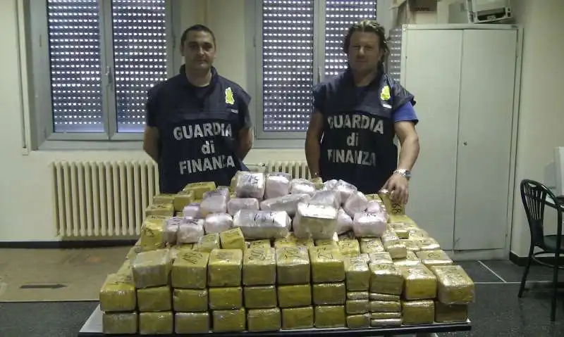 SEQUESTRO DI DROGA A GENOVA  