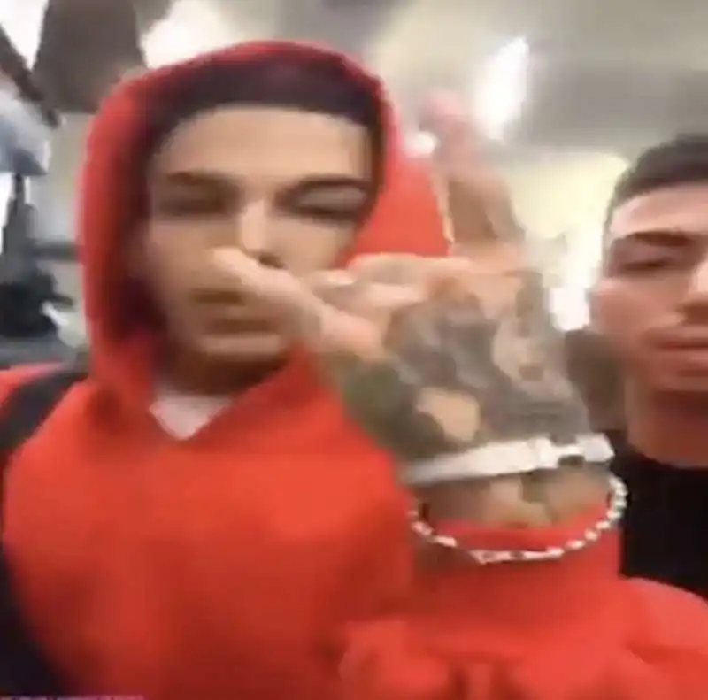 sfera ebbasta con ugo di puorto, uno dei ragazzi della banda dello spray di corinaldo 2 6