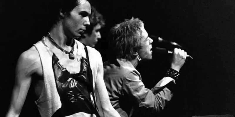 sid vicious sul palco con johnny rotten