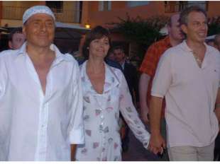 silvio berlusconi con la bandana nel 2004 insieme a tony blair e consort