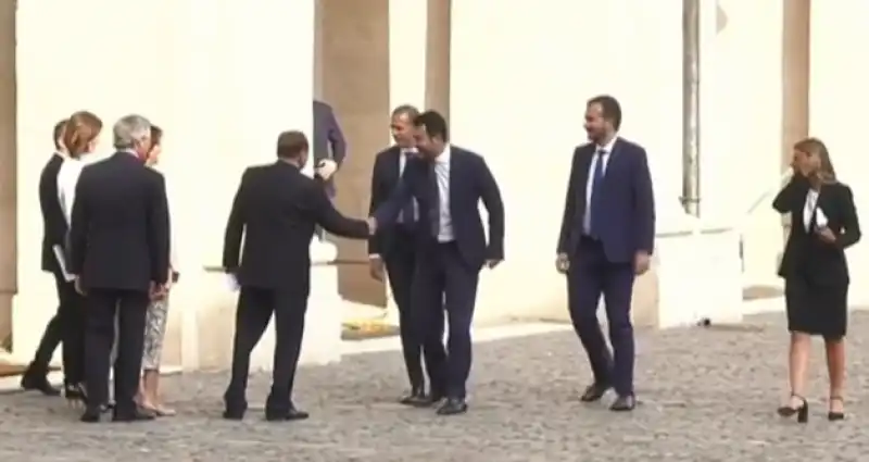 stretta di mano berlusconi salvini