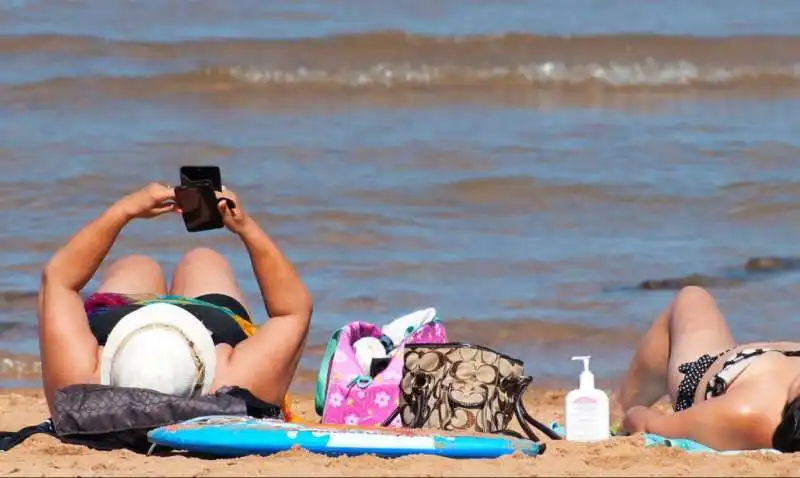 TELEFONINO IN SPIAGGIA   