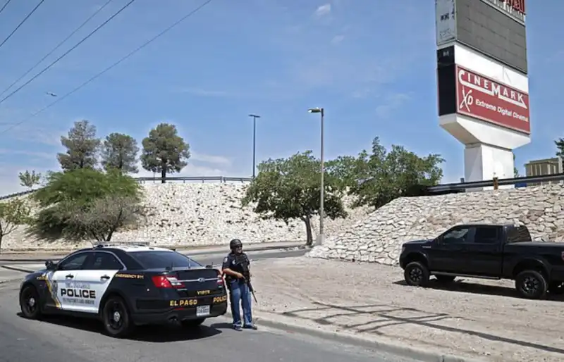 texas, sparatoria in un centro commerciale di el paso 1