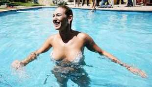 topless in piscina 8