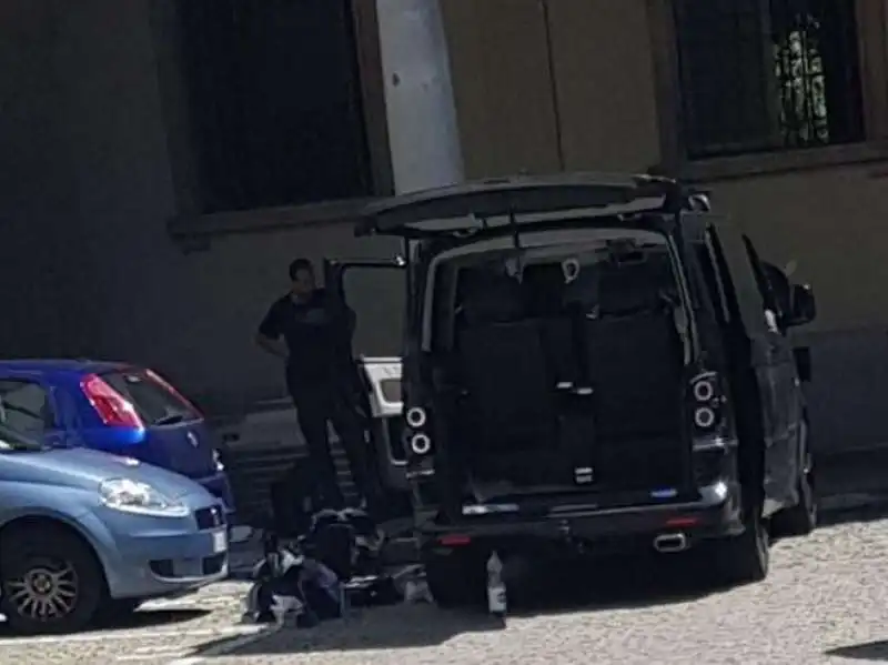 torino, donna sequestrata in piazza san carlo