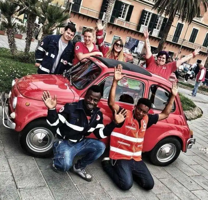 umar nuri con i colleghi della croce rossa